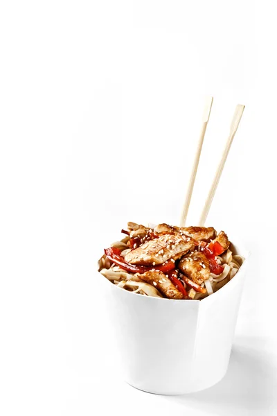 Tavuk ve yemek çubukları ile udon erişte kutusu lezzetli wok.
