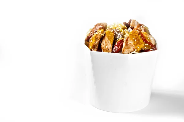 Deliciosa caixa de macarrão wok com molho doce de frango e udon. Qui — Fotografia de Stock