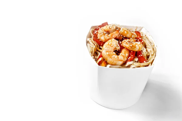 Delicious seafood wok noodles box with shrimps and udon. Chinese — Stock Photo, Image