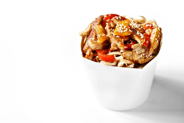 Deliciosa caixa de macarrão wok com porco e udon. Chinês e asiático — Fotografia de Stock