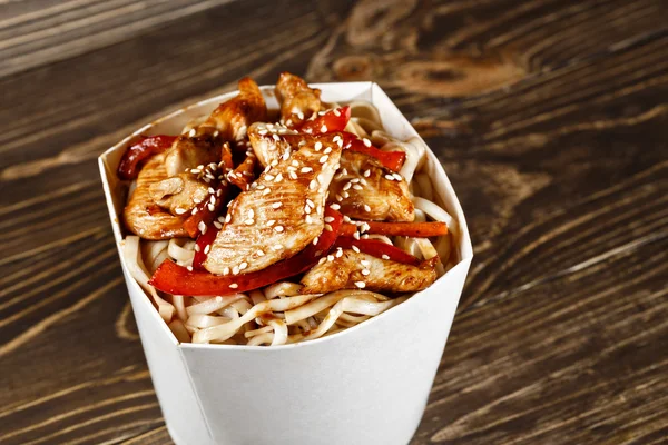 Delicioso recipiente de caixa de macarrão wok com udon e frango na woo — Fotografia de Stock
