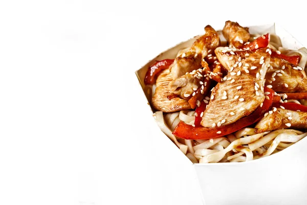 Deliciosa caixa de macarrão wok com frango e udon. Chinês e asi — Fotografia de Stock