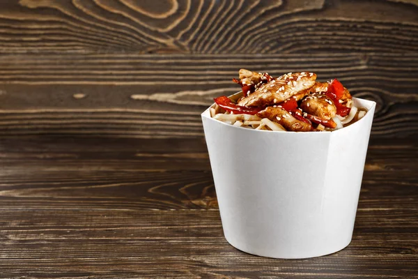Udon ve tavuk lezzetli wok erişte kutusu kapsayıcıyla woo