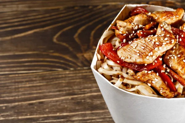 Läckra wok nudlar box behållare med udon och kyckling på woo — Stockfoto