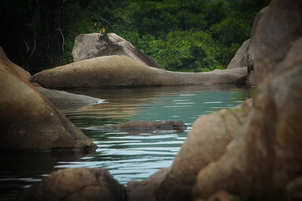 Grandes Piedras Que Sobresalen Del Agua — Foto de Stock