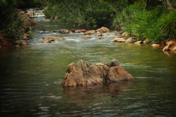 Grandes Pedras Saindo Água — Fotografia de Stock