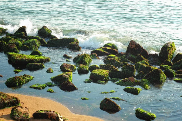 Onde Del Mare Infrangono Sulle Rocce — Foto Stock