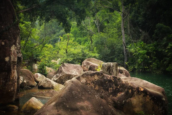 山の間の美しい岩の風景 — ストック写真