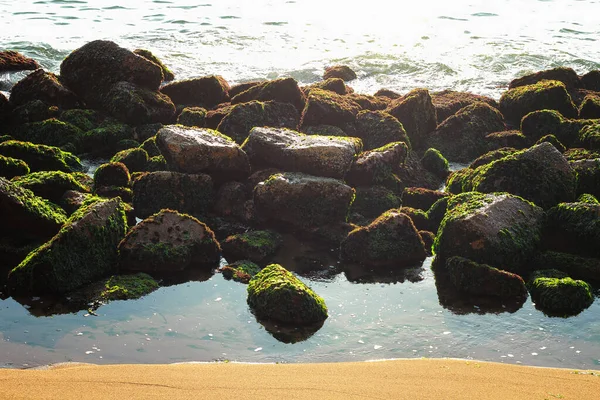 Onde Del Mare Infrangono Sulle Rocce — Foto Stock