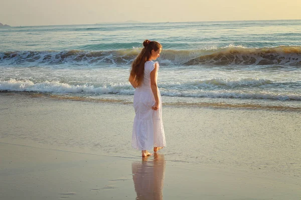 Ένα Κορίτσι Περπατά Κατά Μήκος Της Ακτής Της Θάλασσας — Φωτογραφία Αρχείου