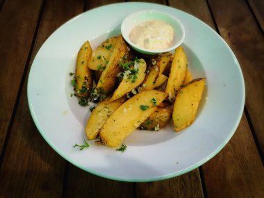 Ekşi kremalı kızarmış patates.