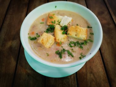 Deniz ürünleri çorbası masada.