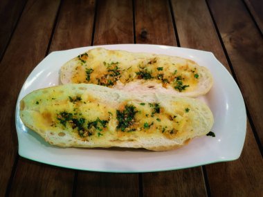 Sarımsaklı ve tereyağlı kızarmış ekmek.