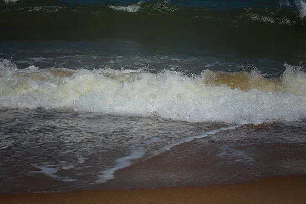 Des Éclaboussures Vagues Sur Rivage Sablonneux — Photo