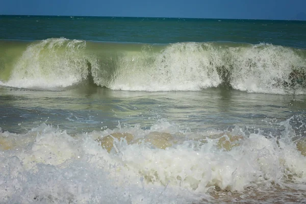 Plons Van Zeegolven Zandkust — Stockfoto