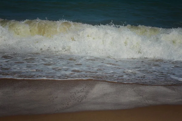 Des Éclaboussures Vagues Sur Rivage Sablonneux — Photo