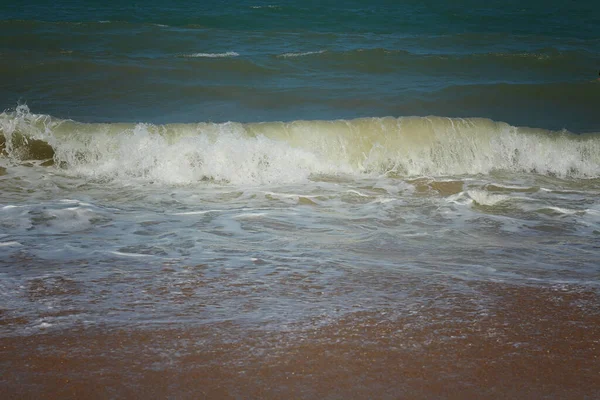 Plons Van Zeegolven Zandkust — Stockfoto