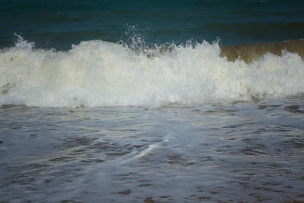 Всплески Морских Волн Песчаном Берегу — стоковое фото