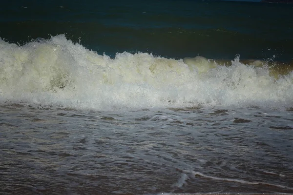 Plons Van Zeegolven Zandkust — Stockfoto