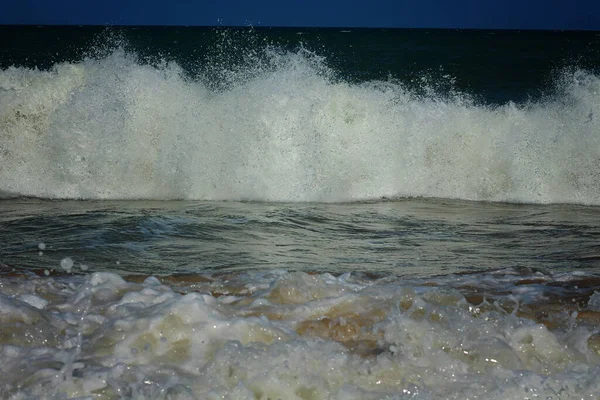 Salpicos Ondas Mar Costa Arenosa — Fotografia de Stock