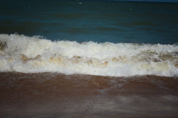 Plons Van Zeegolven Zandkust — Stockfoto