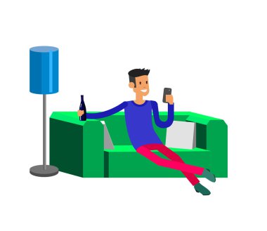 Adam evde istirahat. Kanepede döşenmesi