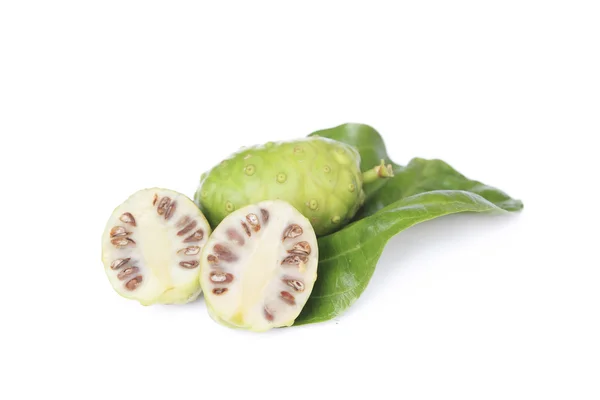 Fruta exótica - Noni sobre fondo blanco — Foto de Stock