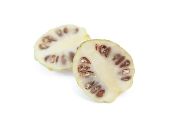 Fruta exótica Noni no fundo branco — Fotografia de Stock
