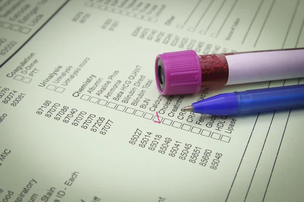 Φόρμα για να συμπληρώσετε τα αποτελέσματα των εξετάσεων αίματος Βιοχημείας — Φωτογραφία Αρχείου