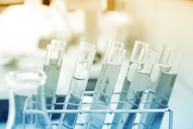 Laboratuar veya laboratuvar test tüpleri ile renkli sıvı