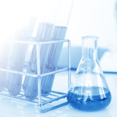 Laboratuar veya laboratuvar test tüpleri ile renkli sıvı