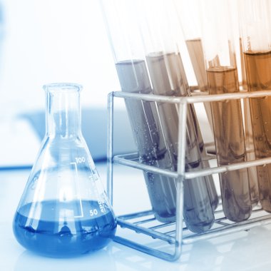 Laboratuar veya laboratuvar test tüpleri ile renkli sıvı