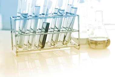 Laboratuar veya laboratuvar test tüpleri ile renkli sıvı