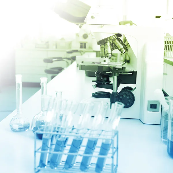 De reageerbuisjes lab of laboratorium met kleurrijke vloeistof — Stockfoto