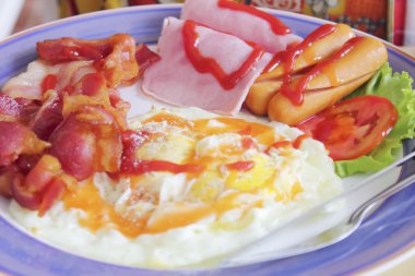 Plaka kahvaltı ile kızarmış yumurta, pastırma beyaz arkasında izole