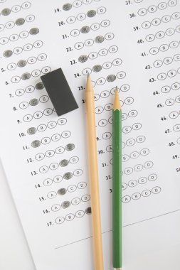 Standart test formu içinde bubbled cevaplar ve kalem, foc