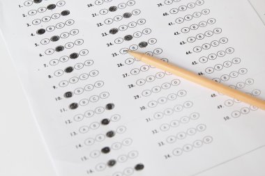 Standart test formu içinde bubbled cevaplar ve kalem, foc