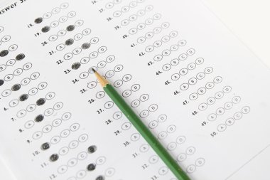 Standart test formu içinde bubbled cevaplar ve kalem, foc