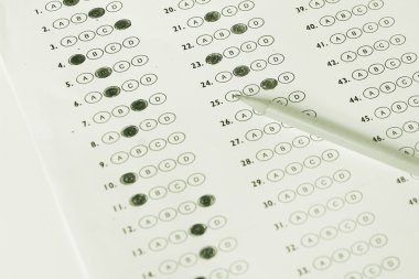 Standart test formu içinde bubbled cevaplar ve kalem, foc