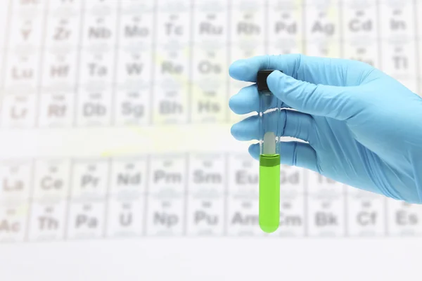 Laboratuar kapkacakları ve elementlerin periyodik tablosu.