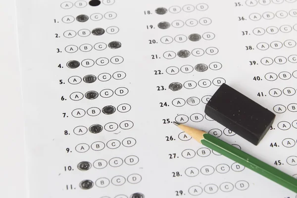 Formulário de teste padronizado com respostas borbulhadas e um lápis, foc — Fotografia de Stock