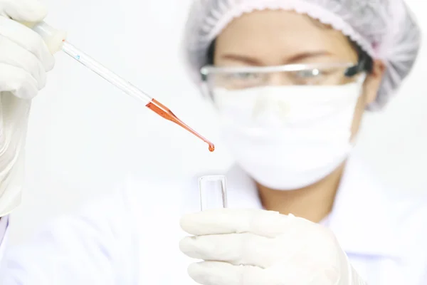 Chemik gospodarstwa próbki cieczy w laboratorium lub laboratorium — Zdjęcie stockowe