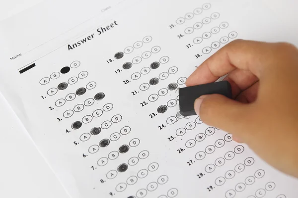 Standardisiertes Testformular mit eingeblasenen Antworten und Bleistift, fokussiert — Stockfoto