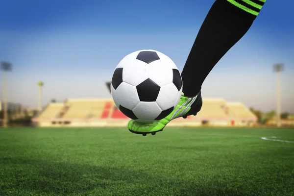 Pallone da calcio in campo nello stadio — Foto Stock