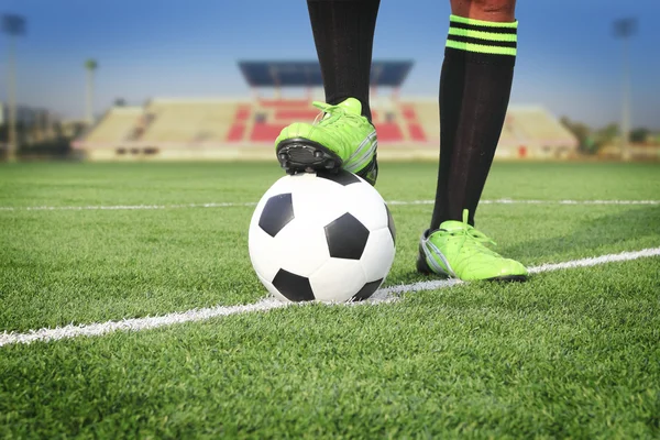 Futbol topu stadyum alanında