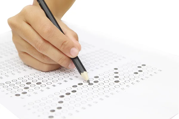 Formulário de teste padronizado com respostas borbulhadas e um lápis, foc — Fotografia de Stock