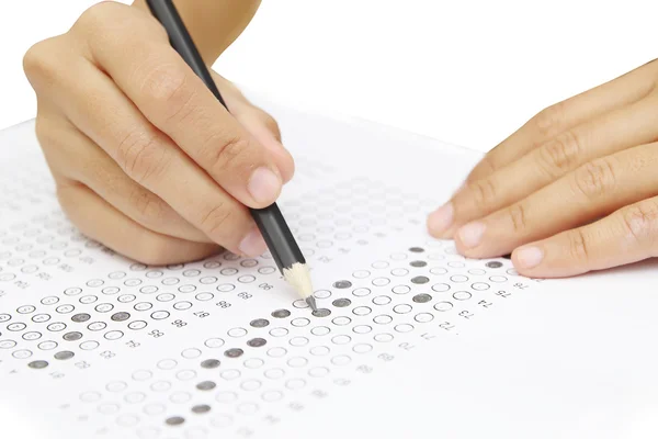 Formulario de prueba estandarizado con respuestas burbujeadas y un lápiz, foc — Foto de Stock