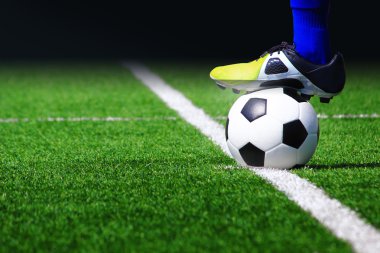Futbol topu stadyum alanında