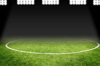 Futbol topu stadyum alanında