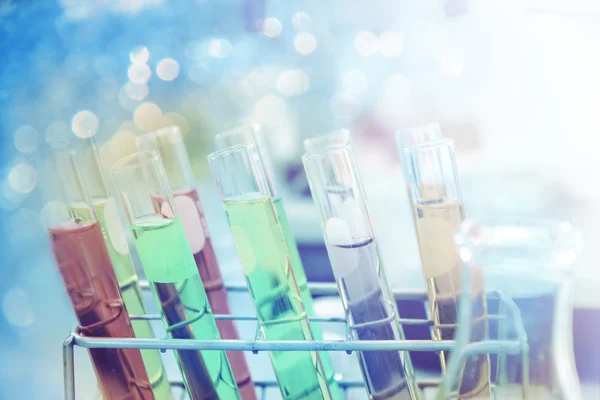 Het laboratorium test buizen met kleurrijke vloeistof met soft focus Sea... — Stockfoto